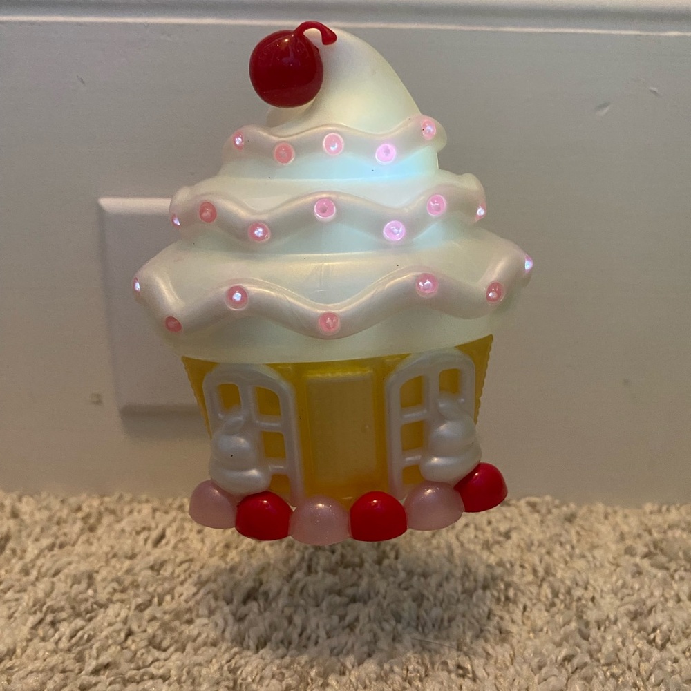 Bath & Body Works Twinkling Holiday Cupcake wallflower plug in.